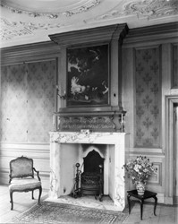 <p>Foto uit 1952 van de schouw in de torenkamer die uit 1895-'96 dateert. Boven de schouw is dan nog een schilderij met een voorstelling van pluimvee en een kooikerhondje aangebracht. In de huidige situatie is dit schilderij verdwenen. </p>
